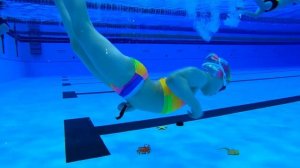 ДЕТИ УЧАТСЯ ПЛАВАТЬ!  Всего мира! Дети и детские уроки плавания, под водой.