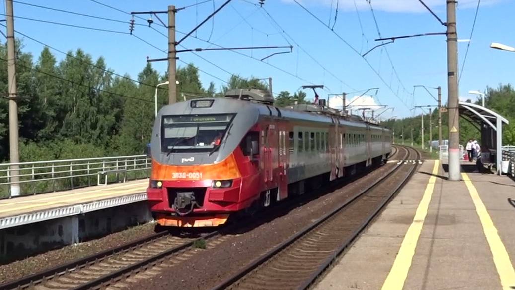 Электропоезд ЭП3Д-0051 сообщением Нижний Новгород - Гороховец прибывает к пл. 429-й километр смотреть онлайн