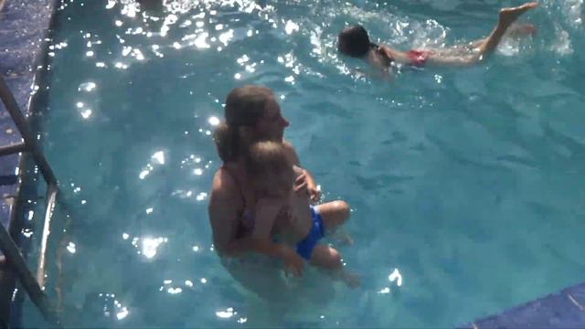 Сержик впервые купается в бассейне! Влезаем в воду смотреть онлайн
