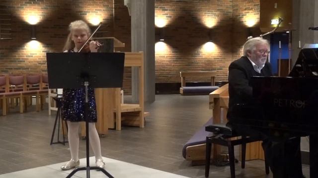 Lill Szeflinski 8 year old violinist genius playing A. Curci Ciarda смотреть онлайн