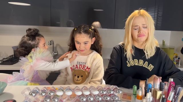 GAMZE KARTA Ve ÖYKÜ KARTA ELİF SİNEME MAKYAJ YAPTI !!