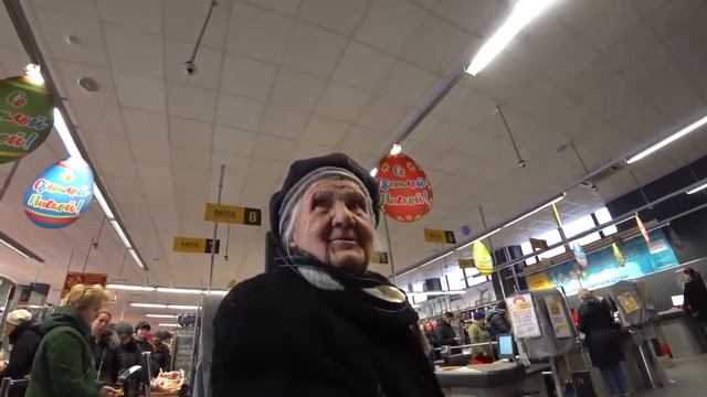 Оплатил 50 покупак бабушкам... смотреть онлайн