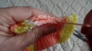 Сшивание краёв вязанных пинеток для новорождённых. Урок 8