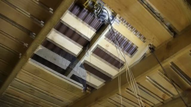 Сезонное хранение колес на чердаке гаража, поднимаем электроталью смотреть онлайн