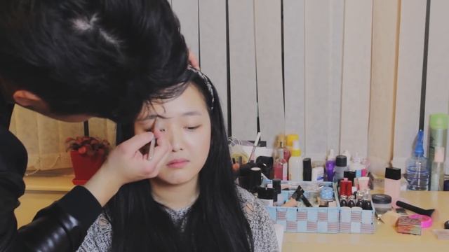 БРАТ ДЕЛАЕТ МАКИЯЖ СЕСТРЕ смотреть онлайн