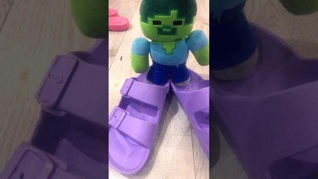 Крипер в красной шапочке Скрафтил себе тапочки в Minecraft смотреть онлайн