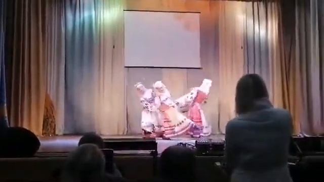 Беларускі народны танец "Паванька". Исполняет ансамбль танца "Карамель" смотреть онлайн