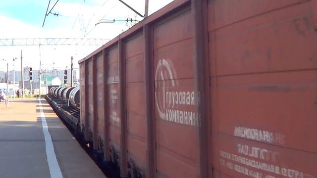 Электровоз ВЛ10У-611 с грузовым поездом, станция Болшево смотреть онлайн