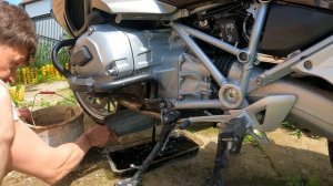 Замена масла  и масляного фильтра в двигателе мотоцикла BMW R1200RT 2015 года