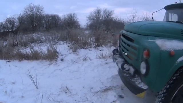 Топлю печку, грею поддон, разгрузка дров. Зимний выезд на дизельном ЗиЛ 130, часть 3. смотреть онлайн
