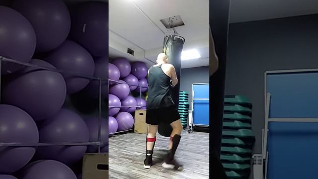 Тайский бокс. Муай тай. Фитнес. Отработка ударов на боксерском мешке. 18 октября. Утро смотреть онлайн