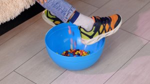 Спрячьте конфеты быстрее!