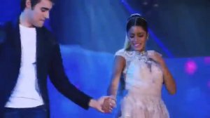 Леон и Виолетта поют песню "Abrazame y veras"