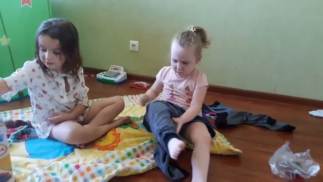 My Little Pony Oткрываем подарок Аринки на день рождения Наш новый костюм с Майлител Пони смотреть онлайн