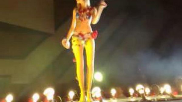 Дефиле в купальниках