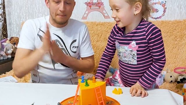 Лера квин и папа играют в настольную игру кошки-мышки кто выиграет смотреть онлайн
