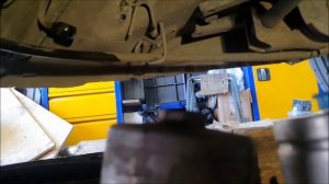 Замена топливного фильтра Audi 80 B4, ABK, 1992г.mp4