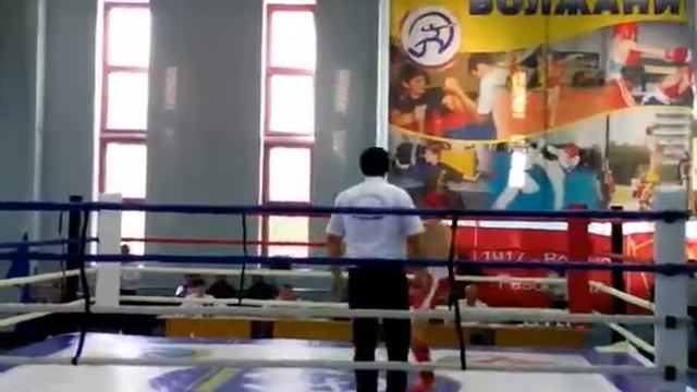 Бой по кикбоксингу , я в красном смотреть онлайн