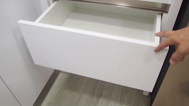 П-образная кухня на 9 кв метров. Белая кухня без ручек из матового акрила. смотреть онлайн