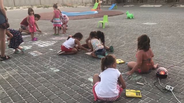 Рисунок на "асфальте" в отеле "Атлантис" смотреть онлайн