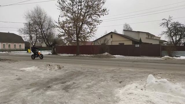 Пробую езду на заднем на самодельном мотоцикле. смотреть онлайн