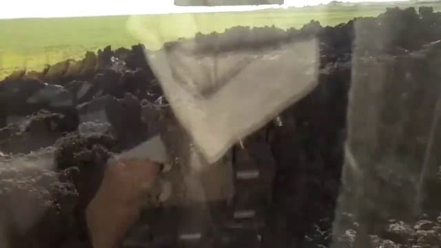 Volvo Ew 205d. выемка грунта под откосы. система геолокации Leica.