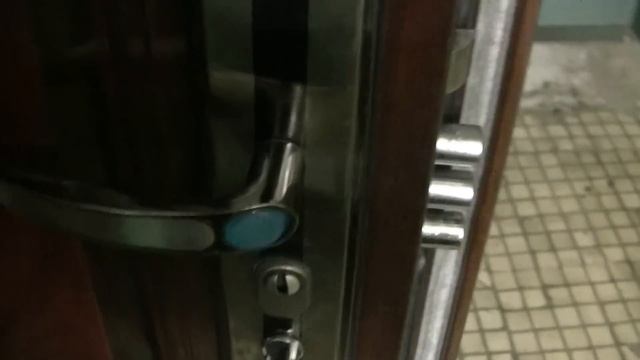 Стальная китайская дверь через месяц после установки. смотреть онлайн