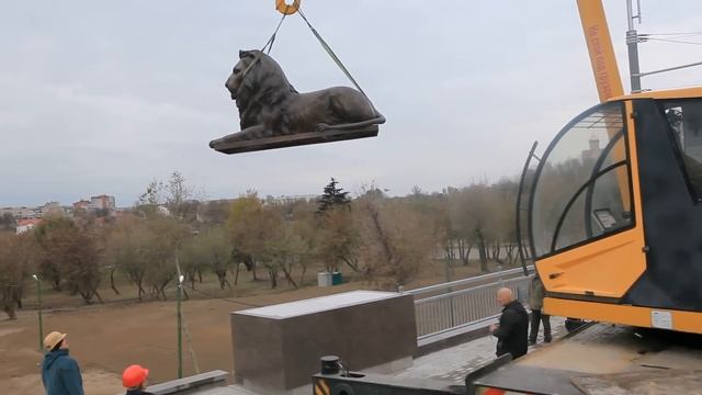 На Пушкинском мосту в Могилеве установили бронзовых львов смотреть онлайн