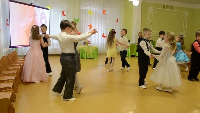 Красивый и трогательный вход на утреннике 8 Марта в детском саду смотреть онлайн
