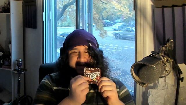 Halloween Candy Special! | Green Reese's Cup?! смотреть онлайн