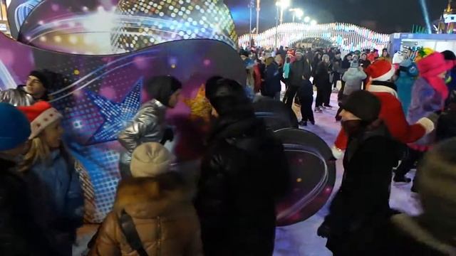 Новый год с друзьями на катке Вднх смотреть онлайн