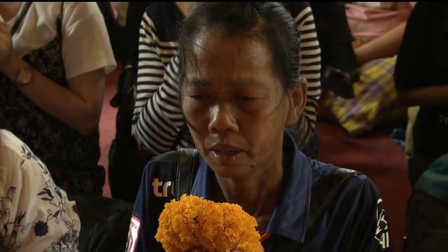 Thais pay their respects to royal ashes of late King at Wat Ratchabophit смотреть онлайн