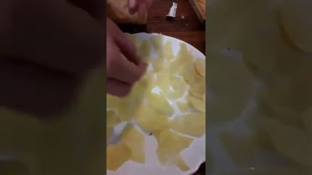Как сделать чипсы из картошки в микроволновке, учусь с мамой смотреть онлайн