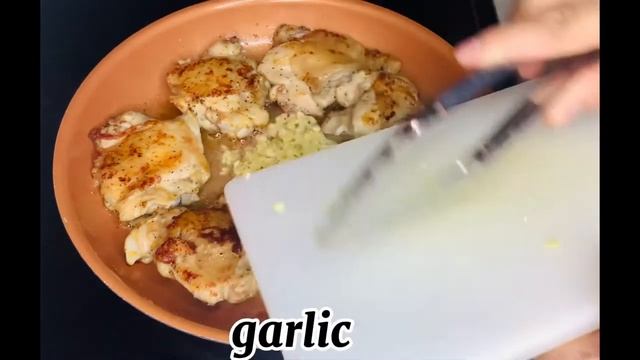 HONEY GARLIC BUTTER CHICKEN THIGHS! DINNER READY IN 15 MINUTES смотреть онлайн