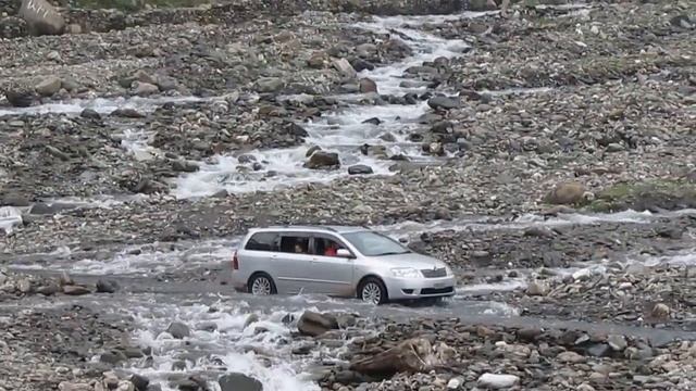 Corolla Fielder crossing Stream at Sharda, AJK. смотреть онлайн
