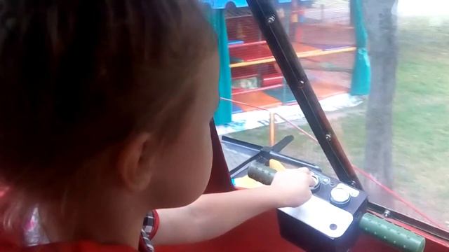 Катаемся в парке на каруселях. Задуваем торт со свечами. смотреть онлайн