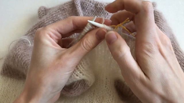 Как вязать пышные рукава для свитера и узкую манжету резинкой 1x1 смотреть онлайн
