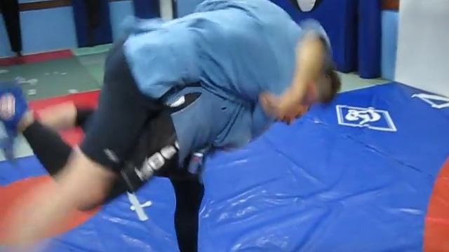 Комбинации бросков в борьбе- подсечка под пятку- подхват. смотреть онлайн