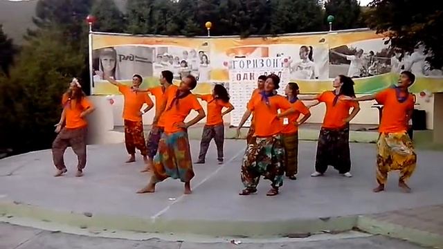 Вожатые отжигают под PSY -- Gentelman смотреть онлайн