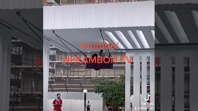 На Маяковской есть такие вот качели. Теперь понятно, почему там потолок черный?#москва@ смотреть онлайн