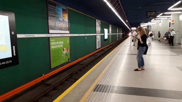 Варшавский метрополитен. Поезд 81-717.3/714.3 "Номерной" прибывает на станцию Swietokrzyska (М1) смотреть онлайн