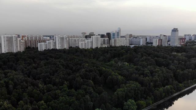 Полет квадрокоптера Dji Mavic Air в 4К смотреть онлайн