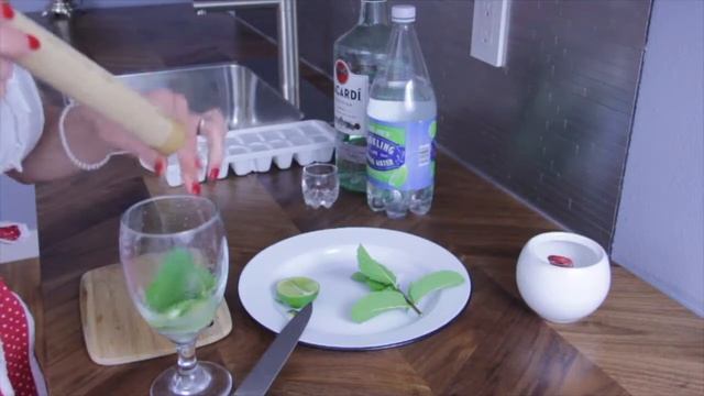 ??КУХНЯ: КАК СДЕЛАТЬ КЛАССИЧЕСКИЙ МОХИТО, ПРОСТОЙ РЕЦЕПТ MOJITO смотреть онлайн
