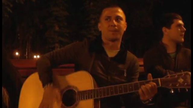 Незнакомый парень сыграл на гитаре в честь праздника смотреть онлайн