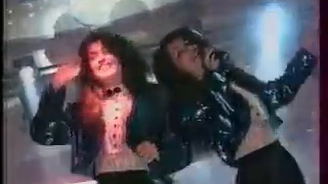 Сёстры Яна и Лена Якубсфельд (сёстры Таль) исполняют песню "Мейделе" смотреть онлайн