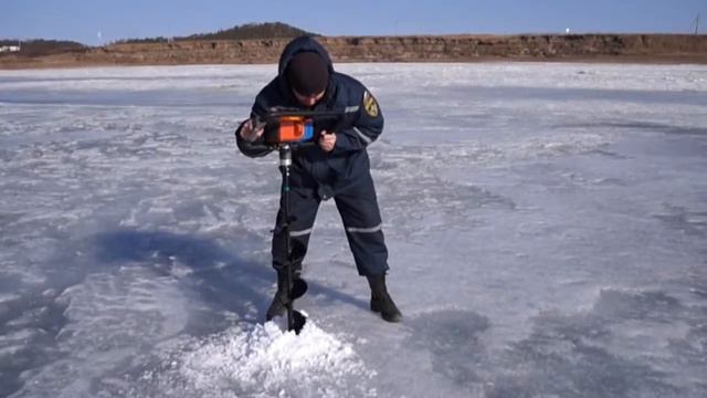 8 04 14 В селе Черняево спасатели произвели подрыв льда смотреть онлайн