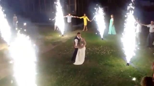 VIDEO СВАДЕБНЫЙ ТАНЕЦ НА ЛУЖАЙКЕ смотреть онлайн