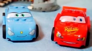 Герои мультфильма Тачки - Молния Маккуин  - Собираем машинки.mp4