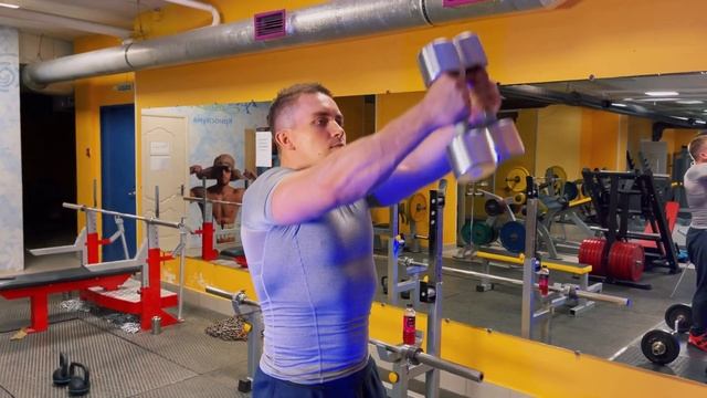 Подъемы гантелей перед собой на переднюю дельту смотреть онлайн