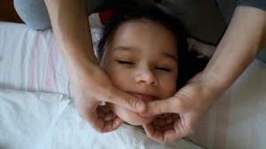 КАК ДЕЛАТЬ Логопедический массаж лица ребенку ДЦП!!  улучшения речи 100%:) Детский канал :)